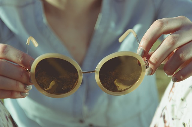 des lunettes de soleil pour illustrer la thérapie des schémas proposée dans notre cabinet de psychologue à villeneuve d'ascq, dans la métropole de Lille